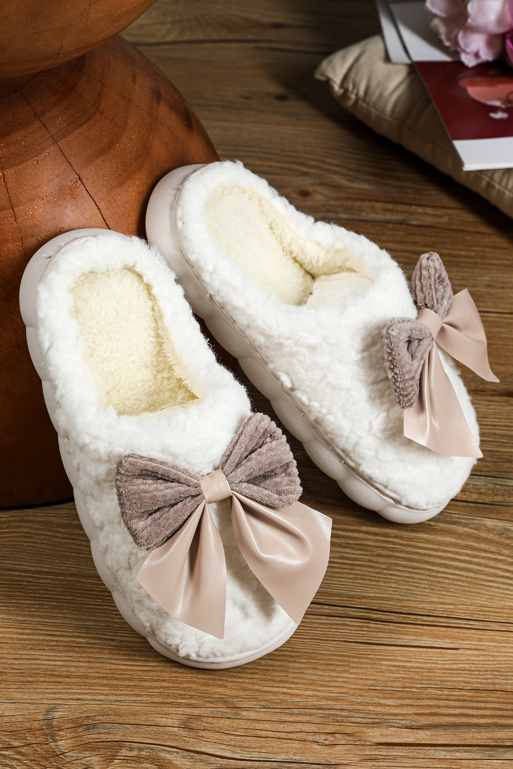 White Contrast Bowknot Applique Plush Winter Slippers (Colors May Differ by Batch)