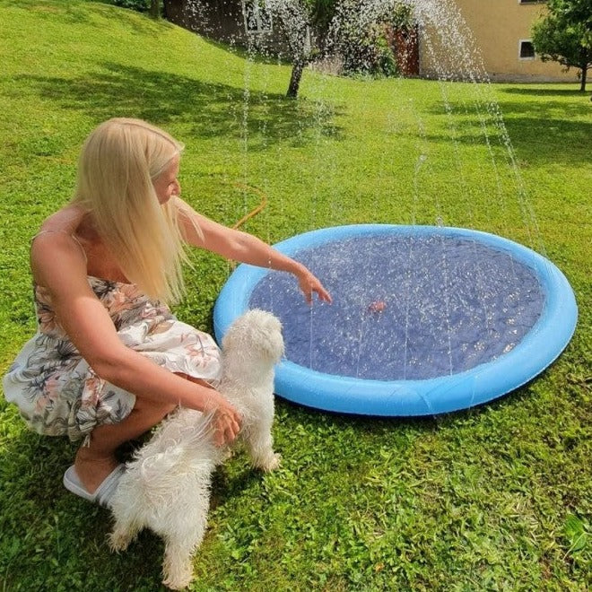 WoofSplash™ - Forfriskende sprinklerpute for hunder