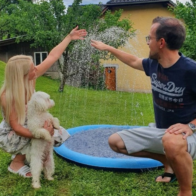 WoofSplash™ - Forfriskende sprinklerpute for hunder